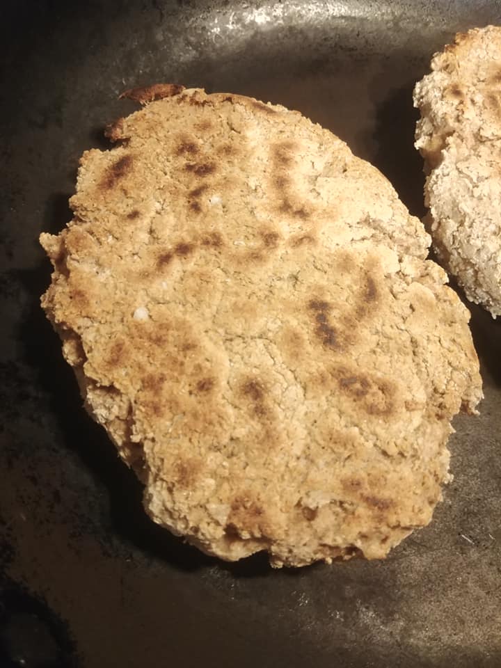 Illustration Hordeum hexastichon, Par Lajmmoore+%3A+photo+de+bannock+%28ou+bannique%2C+sorte+de+pain+plat+ou+galette+%C3%A9paisse%29+fait+avec+de+la+farine+d%27escourgeon%2C+aux+Orcades+%28%C3%AEles+du+Nord+de+l%27%C3%89cosse%29, via wikimedia 